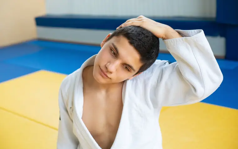 목·어깨 결림 줄이는 생활 습관 설명 이미지
